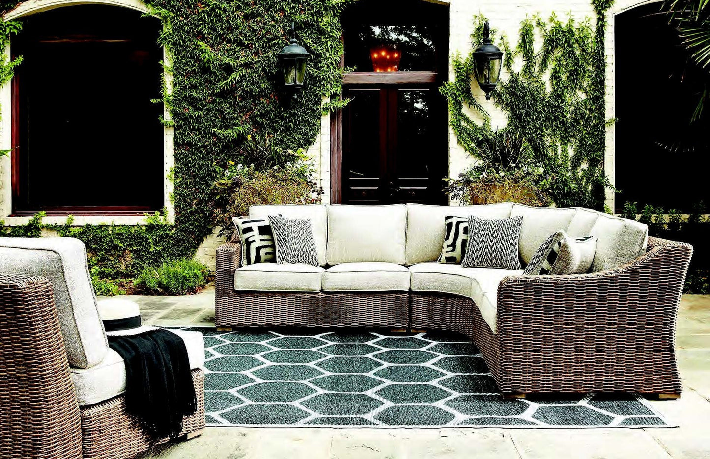 Beachcroft RAF/LAF Loveseat w/Cushion (2/CN)