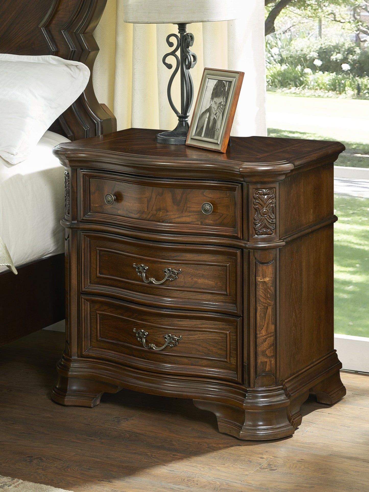 Royale Nightstand w/USB and Pwr
