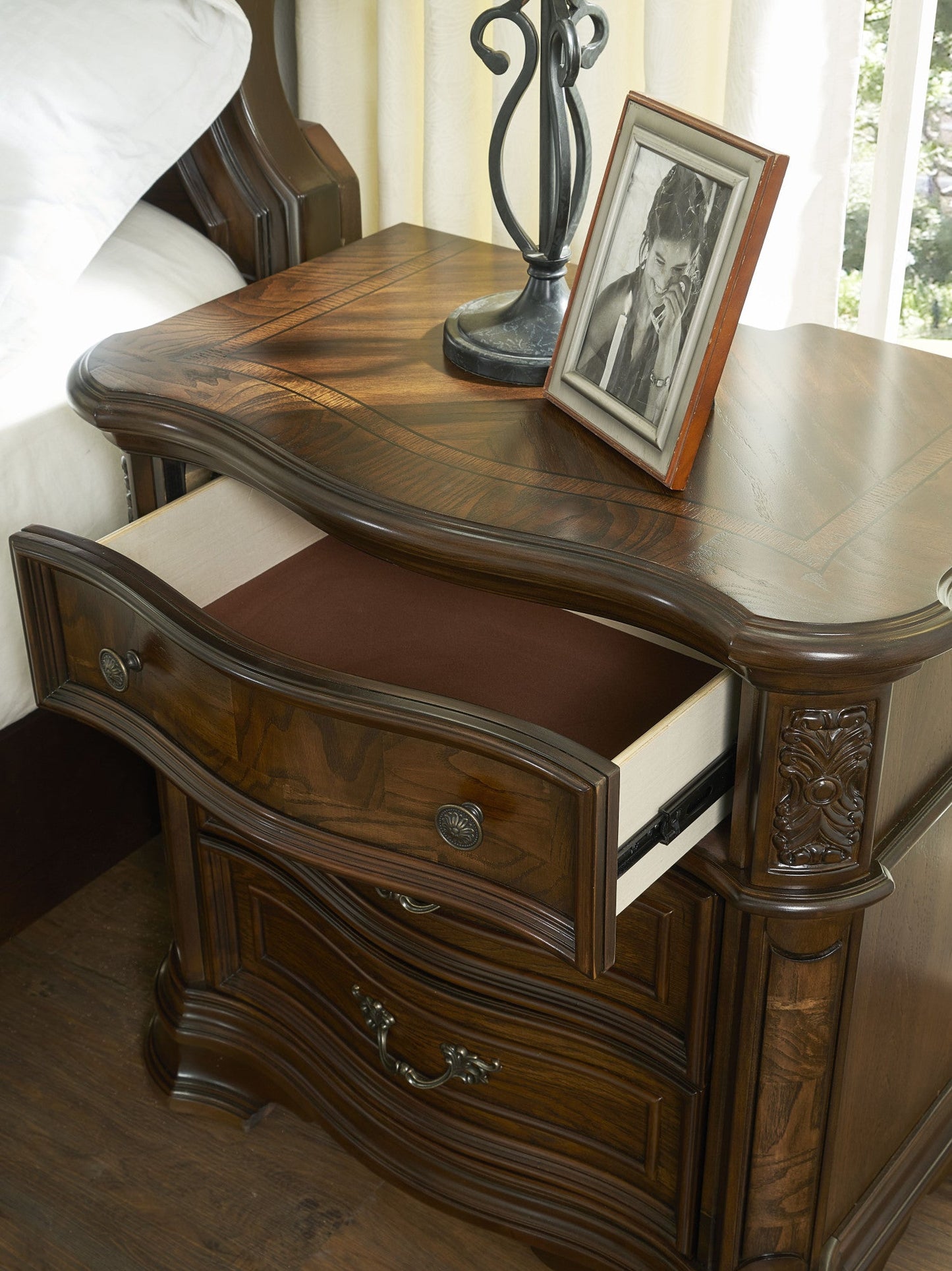 Royale Nightstand w/USB and Pwr